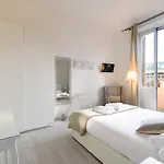 White Napoleone Apartament *