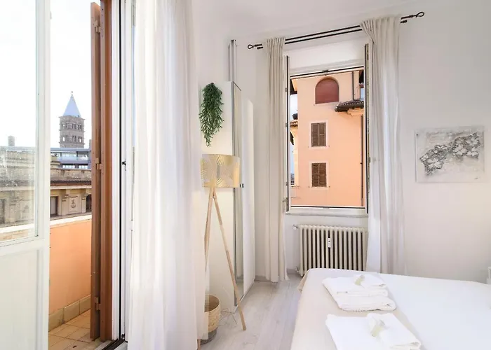 White Napoleone Apartman *