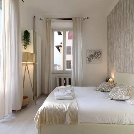 White Napoleone Appartement