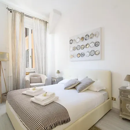 White Napoleone Apartament *
